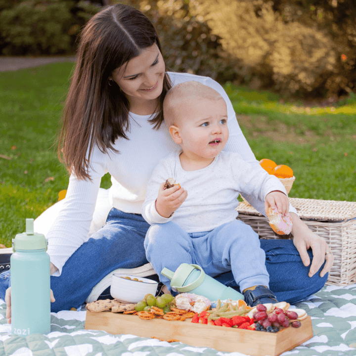 Having-A-Picnic-And-Using-Zazi-Flexiflask-Drink-Bottle-1L-Moss-Naked-Baby-Eco-Boutique