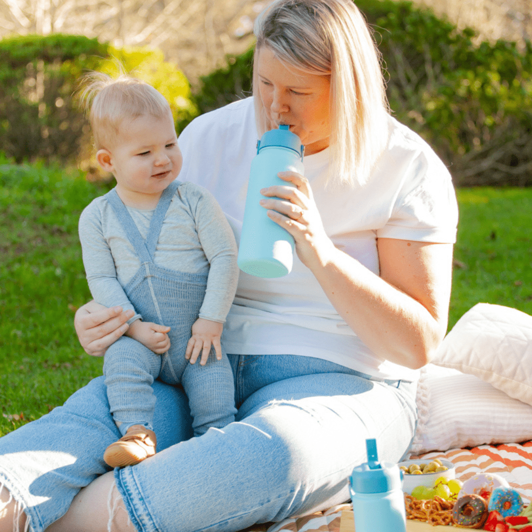 Having-A-Picnic-And-Using-Zazi-Flexiflask-Drink-Bottle-1L-Ocean-Naked-Baby-Eco-Boutique