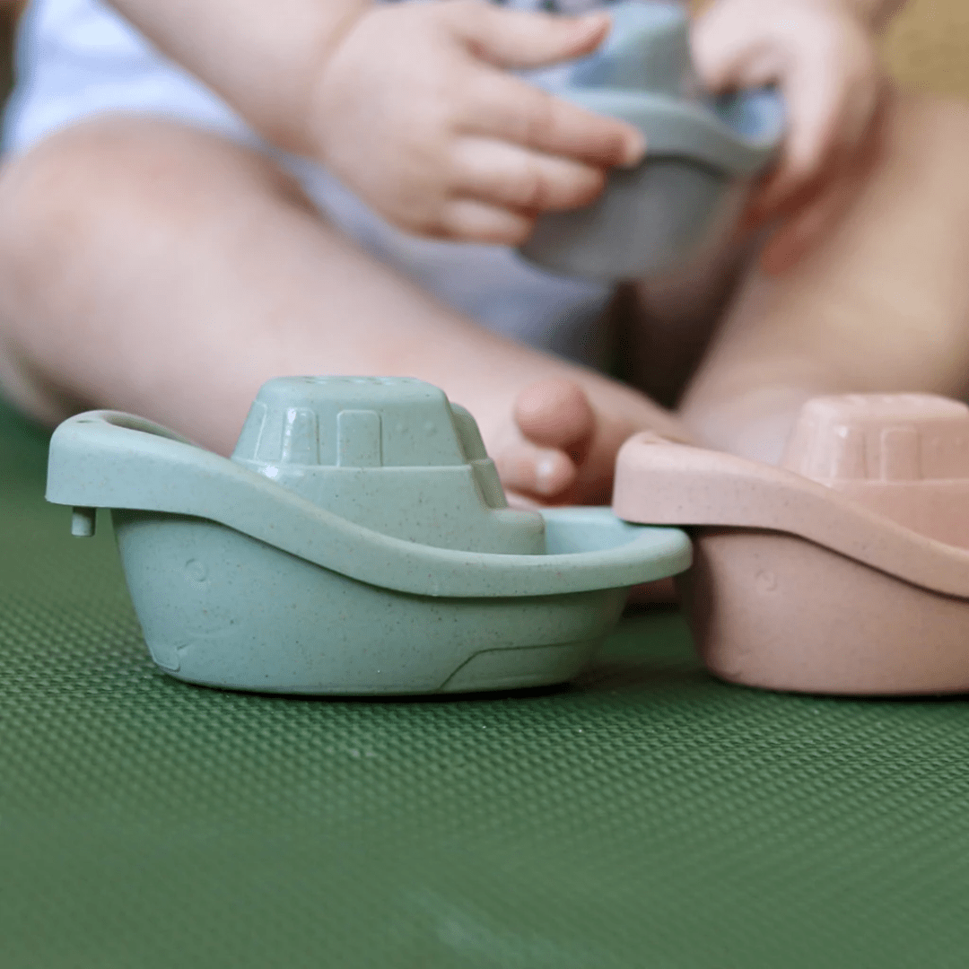 Baby-Playing-With-New-Edition-Biodegradable-Wheat-Straw-Bath-Boats-Naked-Baby-Eco-Boutique
