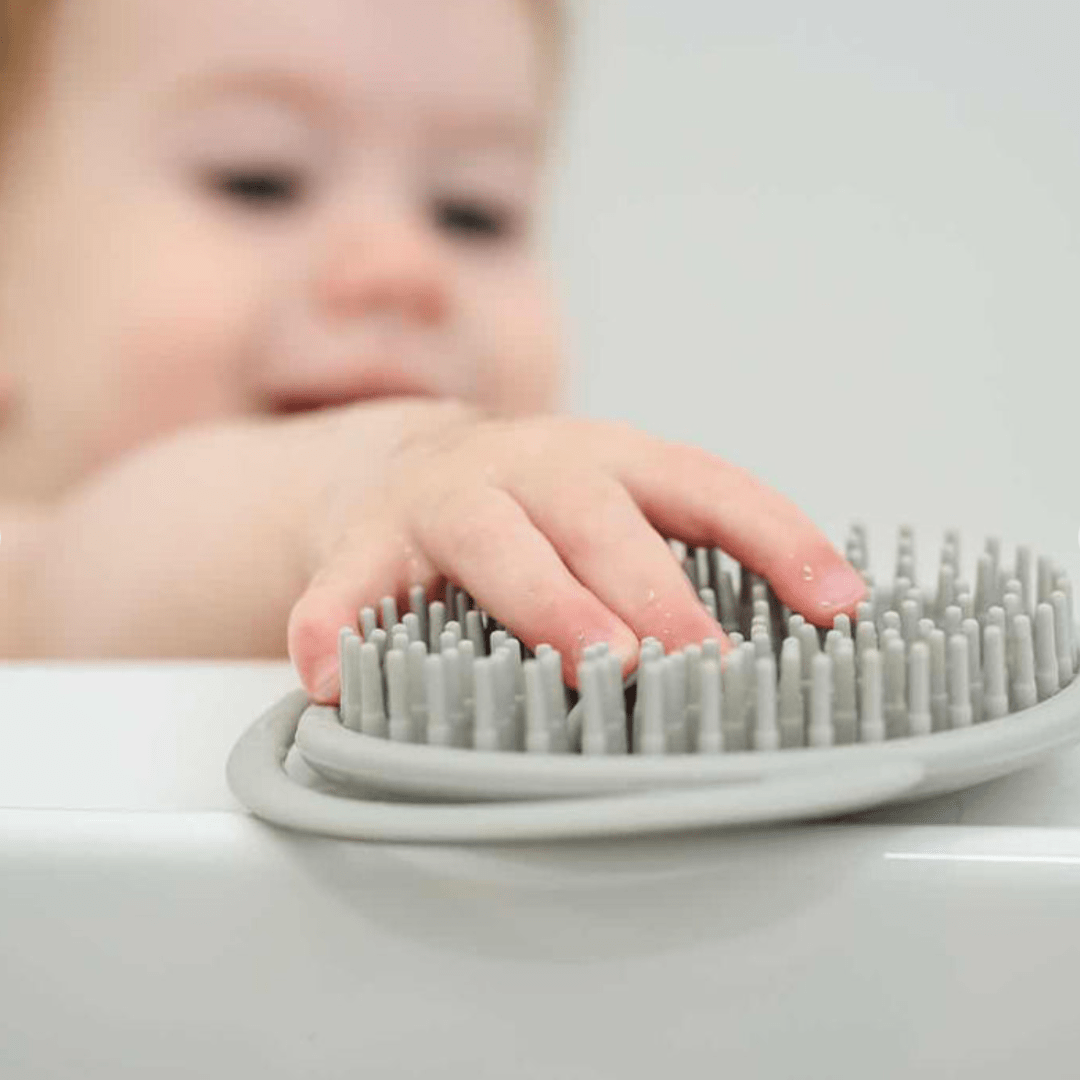 Child-in-Bath-Playing-with-Haakaa-Silicone-Shampoo-Brush-Naked-Baby-Eco-Boutique