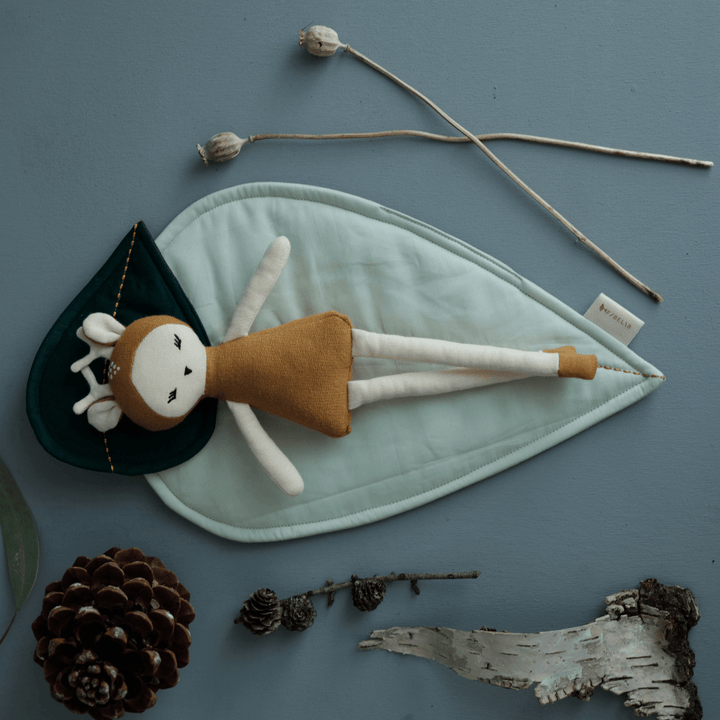 Fawn-Doll-Asleep-on-Fabelab-Organic-Cotton-Doll-Bedding-Leaf-Naked-Baby-Eco-Boutique